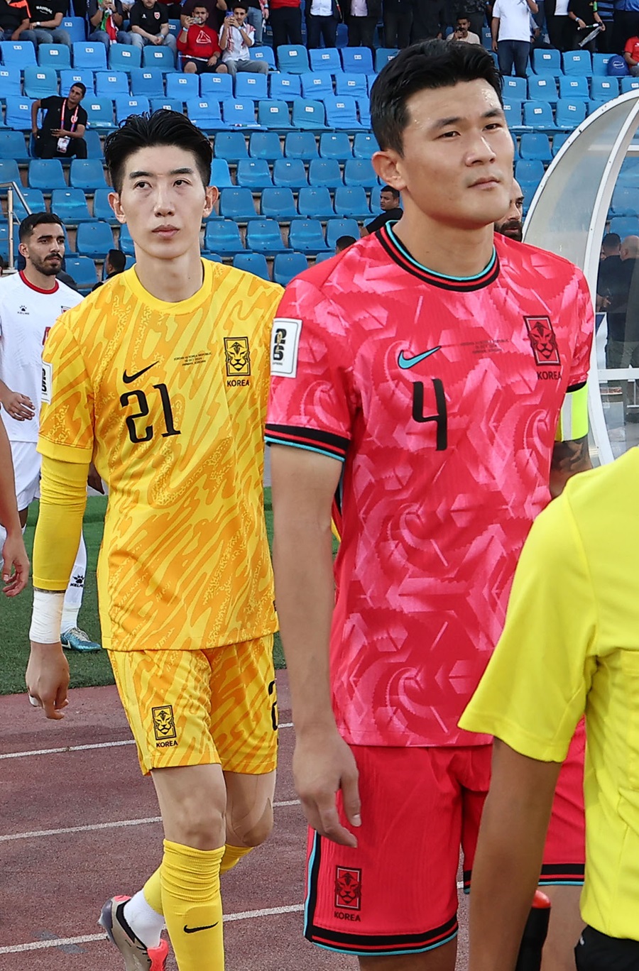 대한민국 축구대표팀 수비수 김민재(오른쪽)가 10일(한국시간) 오후 11시 요르단 암만의 암만국제경기장에서 요르단과 2026 국제축구연맹(FIFA) 북중미(캐나다·미국·멕시코 공동개최) 월드컵 아시아 3차 예선 B조 3차전 원정 경기에서 주장 완장을 차고 선발 출전했다. 사진 연합뉴스