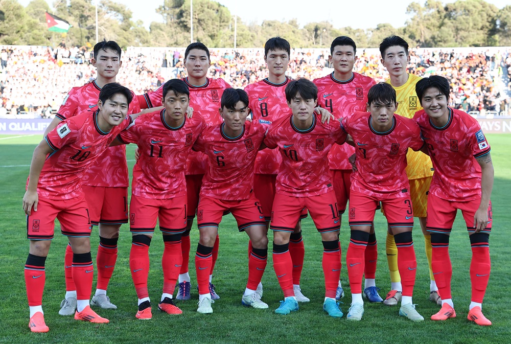 홍명보 감독이 이끄는 대한민국 축구 국가대표팀이 10일(한국시간) 오후 11시 요르단 암만의 암만국제경기장에서 요르단과 2026 국제축구연맹(FIFA) 북중미(캐나다·미국·멕시코 공동개최) 월드컵 아시아 3차 예선 B조 3차전 원정 경기에서 전반을 1-0으로 앞선 가운데 마쳤다. 사진 연합뉴스