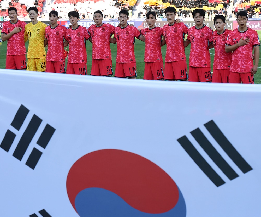 홍명보 감독이 이끄는 대한민국 축구 국가대표팀이 10일(한국시간) 오후 11시 요르단 암만의 암만국제경기장에서 요르단과 2026 국제축구연맹(FIFA) 북중미(캐나다·미국·멕시코 공동개최) 월드컵 아시아 3차 예선 B조 3차전 원정 경기에서 전반을 1-0으로 앞선 가운데 마쳤다. 사진 연합뉴스