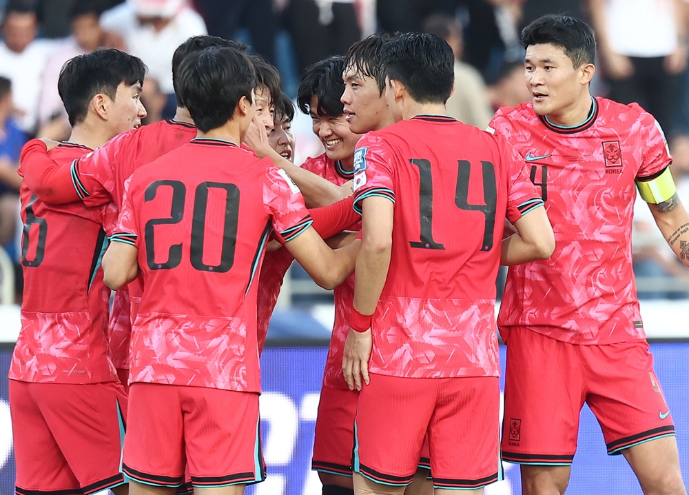 홍명보 감독이 이끄는 대한민국 축구 국가대표팀이 10일(한국시간) 오후 11시 요르단 암만의 암만국제경기장에서 요르단과 2026 국제축구연맹(FIFA) 북중미(캐나다·미국·멕시코 공동개최) 월드컵 아시아 3차 예선 B조 3차전 원정 경기에서 전반을 1-0으로 앞선 가운데 마쳤다. 사진 연합뉴스