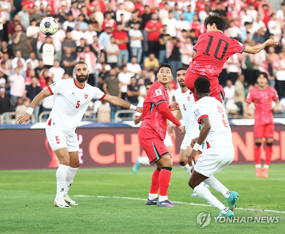 요르단전 악몽 재현은 없다는 의지가 드러난 선제골이었다. 명실상부 현 축구대표팀의 '에이스' 이강인과 10월 소집 기간 부주장으로 헌신하고 있는 베테랑 미드필더 이재성이 선제골을 합작하면서 요르단 홈 팬들의 일방적인 응원 속 뜨겁게 달아오른 암만국제경기장에 찬물을 끼얹었다. 사진 연합뉴스