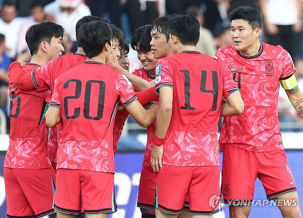 요르단전 악몽 재현은 없다는 의지가 드러난 선제골이었다. 명실상부 현 축구대표팀의 '에이스' 이강인과 10월 소집 기간 부주장으로 헌신하고 있는 베테랑 미드필더 이재성이 선제골을 합작하면서 요르단 홈 팬들의 일방적인 응원 속 뜨겁게 달아오른 암만국제경기장에 찬물을 끼얹었다. 사진 연합뉴스