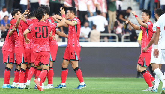 홍 감독이 이끄는 축구대표팀은 11일 요르단 암만 국제경기장에서 끝난 2026 북중미 월드컵 아시아 3차예선 B조 3차전 요르단과의 원정 경기에서 전반 38분 터진 이재성의 해더 선제골과 후반 23분 오현규의 통렬한 오른발 중거리포에 힘입어 2-0 완승을 거뒀다. 한국은 이날 승리로 3차예선 3경기에서 2승 1무(승점 7)를 기록, 단독 선두로 치고 나섰다. 한국은 전세기를 타고 귀국, 15일 용인에서 이라크와 4차전 홈 경기를 치른다. 연합뉴스