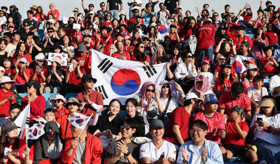 홍 감독이 이끄는 축구대표팀은 11일 요르단 암만 국제경기장에서 끝난 2026 북중미 월드컵 아시아 3차예선 B조 3차전 요르단과의 원정 경기에서 전반 38분 터진 이재성의 해더 선제골과 후반 23분 오현규의 통렬한 오른발 중거리포에 힘입어 2-0 완승을 거뒀다. 한국은 이날 승리로 3차예선 3경기에서 2승 1무(승점 7)를 기록, 단독 선두로 치고 나섰다. 한국은 전세기를 타고 귀국, 15일 용인에서 이라크와 4차전 홈 경기를 치른다. 연합뉴스