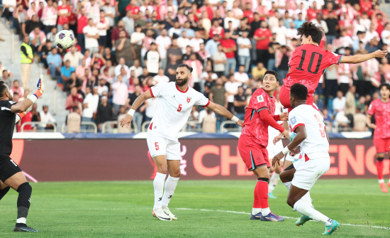 홍 감독이 이끄는 축구대표팀은 11일 요르단 암만 국제경기장에서 끝난 2026 북중미 월드컵 아시아 3차예선 B조 3차전 요르단과의 원정 경기에서 전반 38분 터진 이재성의 해더 선제골과 후반 23분 오현규의 통렬한 오른발 중거리포에 힘입어 2-0 완승을 거뒀다. 한국은 이날 승리로 3차예선 3경기에서 2승 1무(승점 7)를 기록, 단독 선두로 치고 나섰다. 한국은 전세기를 타고 귀국, 15일 용인에서 이라크와 4차전 홈 경기를 치른다. 연합뉴스