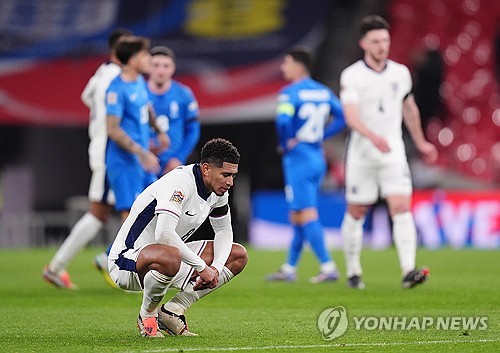 잉글랜드는 11일(한국시간) 영국 런던에 위치한 웸블리 스타디움에서 열린 그리스와의 2024-25시즌 유럽축구연맹(UEFA) 네이션스리그B 2그룹 3라운드 홈경기에서 1-2 충격패를 당했다. 그리스는 이날 자국 축구 역사상 처음으로 A매치에서 잉글랜드 상대로 승리를 거뒀다. 또 웸블리 스타디움에서 처음으로 득점에 성공했다. 연합뉴스