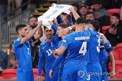 잉글랜드는 11일(한국시간) 영국 런던에 위치한 웸블리 스타디움에서 열린 그리스와의 2024-25시즌 유럽축구연맹(UEFA) 네이션스리그B 2그룹 3라운드 홈경기에서 1-2 충격패를 당했다. 그리스는 이날 자국 축구 역사상 처음으로 A매치에서 잉글랜드 상대로 승리를 거뒀다. 또 웸블리 스타디움에서 처음으로 득점에 성공했다. 연합뉴스