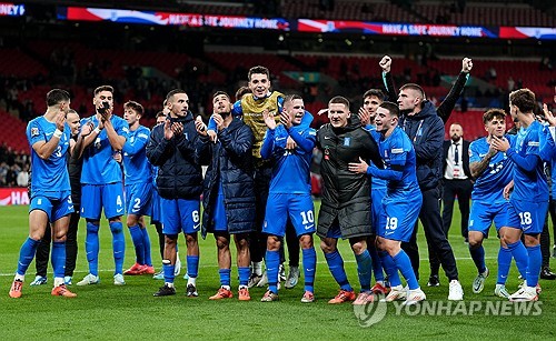 잉글랜드는 11일(한국시간) 영국 런던에 위치한 웸블리 스타디움에서 열린 그리스와의 2024-25시즌 유럽축구연맹(UEFA) 네이션스리그B 2그룹 3라운드 홈경기에서 1-2 충격패를 당했다. 그리스는 이날 자국 축구 역사상 처음으로 A매치에서 잉글랜드 상대로 승리를 거뒀다. 또 웸블리 스타디움에서 처음으로 득점에 성공했다. 연합뉴스