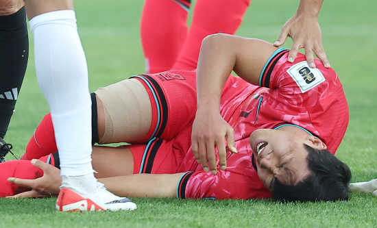 대한민국 축구대표팀 임시 주장을 맡은 김민재가 팀 분위기가 홍명보 대표팀 감독 선임 논란 등으로 좋지 않다는 일각의 주장을 일축하며 '분위기가 매우 좋다 꼭 전달해달라'고 당부했다. 자신의 임시 주장 역할에 대해선 말 그대로 임시 주장일 뿐이라며 겸손한 자세를 나타냈다. 한국은 11일 끝난 요르단 원정에서 2-0으로 완승했다. 연합뉴스