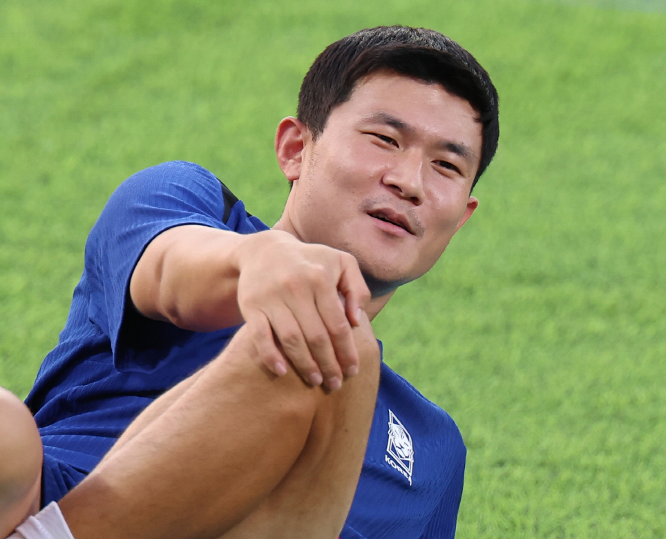 대한민국 축구대표팀 임시 주장을 맡은 김민재가 팀 분위기가 홍명보 대표팀 감독 선임 논란 등으로 좋지 않다는 일각의 주장을 일축하며 '분위기가 매우 좋다 꼭 전달해달라'고 당부했다. 자신의 임시 주장 역할에 대해선 말 그대로 임시 주장일 뿐이라며 겸손한 자세를 나타냈다. 한국은 11일 끝난 요르단 원정에서 2-0으로 완승했다. 연합뉴스