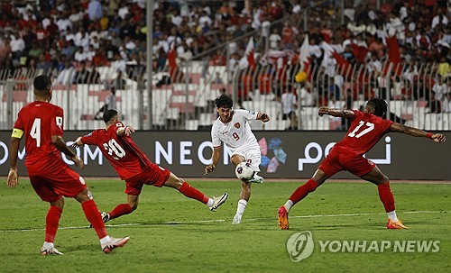 신태용 감독이 이끄는 인도네시아 축구대표팀이 월드컵 3차예선 역사적인 첫 승을 종료 직전 놓쳤다. 인도네시아는 11일 바레인 마나마에서 열린 2026 월드컵 아시아 3차예선 B조 3차전 바레인 원정에서 2-1로 앞서고 있었으나 주심이 후반 추가시간을 다 쓰고도 3분 더 주는 바람에 막판 통한의 동점골 내주고 2-2로 비겼다. 연합뉴스