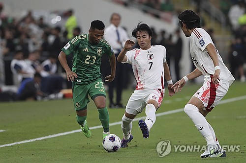 일본 축구대표팀은 11일(한국시간) 사우디아라비아 제다에 위치한 킹 압둘라 스포츠 시티에서 열린 사우디아라비아와의 2026 국제축구연맹(FIFA) 북중미 월드컵 아시아 지역 3차예선 C조 3라운드에서 전반 14분 가마다 다이치의 선제골과 후반 46분 오가와 고키의 추가골에 힘입어 2-0 승리를 거뒀다. 사우디 원정 승리로 일본은 3전 전승을 달리며 C조 선두 자리를 유지했을 뿐만 아니라 A매치 7경기에서 28골 0실점을 기록하며 7연승을 질주했다. 연합뉴스