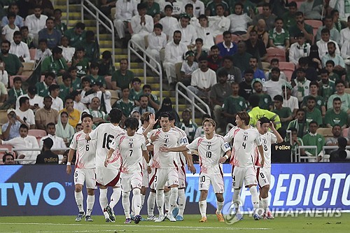 일본 축구대표팀은 11일(한국시간) 사우디아라비아 제다에 위치한 킹 압둘라 스포츠 시티에서 열린 사우디아라비아와의 2026 국제축구연맹(FIFA) 북중미 월드컵 아시아 지역 3차예선 C조 3라운드에서 전반 14분 가마다 다이치의 선제골과 후반 46분 오가와 고키의 추가골에 힘입어 2-0 승리를 거뒀다. 사우디 원정 승리로 일본은 3전 전승을 달리며 C조 선두 자리를 유지했을 뿐만 아니라 A매치 7경기에서 28골 0실점을 기록하며 7연승을 질주했다. 연합뉴스