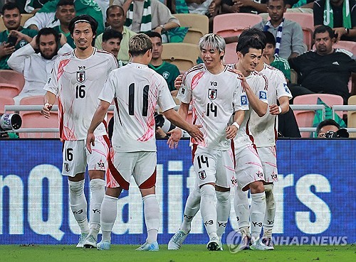 일본 축구대표팀은 11일(한국시간) 사우디아라비아 제다에 위치한 킹 압둘라 스포츠 시티에서 열린 사우디아라비아와의 2026 국제축구연맹(FIFA) 북중미 월드컵 아시아 지역 3차예선 C조 3라운드에서 전반 14분 가마다 다이치의 선제골과 후반 46분 오가와 고키의 추가골에 힘입어 2-0 승리를 거뒀다. 사우디 원정 승리로 일본은 3전 전승을 달리며 C조 선두 자리를 유지했을 뿐만 아니라 A매치 7경기에서 28골 0실점을 기록하며 7연승을 질주했다. 연합뉴스