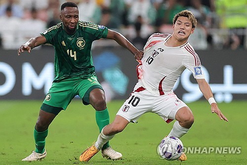 일본 축구대표팀은 11일(한국시간) 사우디아라비아 제다에 위치한 킹 압둘라 스포츠 시티에서 열린 사우디아라비아와의 2026 국제축구연맹(FIFA) 북중미 월드컵 아시아 지역 3차예선 C조 3라운드에서 전반 14분 가마다 다이치의 선제골과 후반 46분 오가와 고키의 추가골에 힘입어 2-0 승리를 거뒀다. 사우디 원정 승리로 일본은 3전 전승을 달리며 C조 선두 자리를 유지했을 뿐만 아니라 A매치 7경기에서 28골 0실점을 기록하며 7연승을 질주했다. 연합뉴스