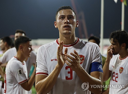 신태용 감독이 이끄는 인도네시아 축구대표팀은 11일(한국시간) 바레인과의 2026 국제축구연맹(FIFA) 북중미 월드컵 아시아 지역 3차예선 C조 3차전 원정 경기에서 후반 추가시간 동점골을 허용해 2-2 무승부를 거뒀다. 경기 후 신 감독은 후반 추가시간을 3분 더 준 심판을 공개적으로 비난하면서 편파 판정을 의심했다. 연합뉴스