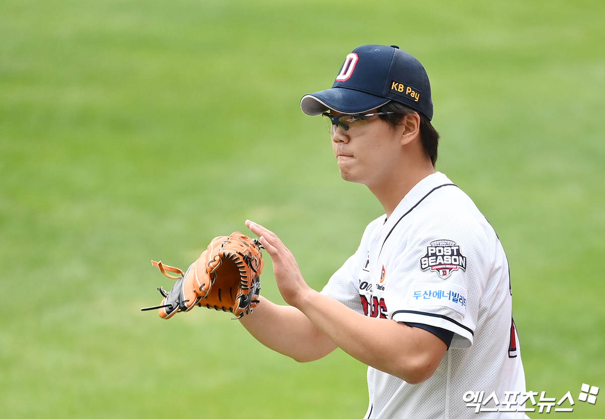 3일 오후 서울 송파구 잠실야구장에서 열린 '2024 신한 SOL Bank KBO 포스트시즌' KT 위즈와 두산 베어스의 와일드카드 결정전 2차전 경기, 5회초 2사 만루 두산 이병헌이 KT 문상철을 중견수 플라이 아웃으로 처리하며 무실점으로 이닝을 마친 뒤 더그아웃으로 향하고 있다. 엑스포츠뉴스 DB