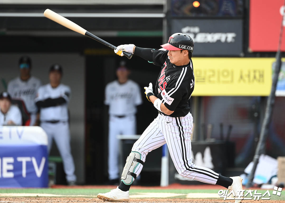 LG 내야수 신민재는 11일 잠실구장에서 열릴 '2024 신한 SOL Bank KBO 포스트시즌' KT와 준플레이오프(5전 3승제) 5차전을 앞두고 플레이오프 진출을 향한 힘찬 각오를 밝혔다. 엑스포츠뉴스 DB