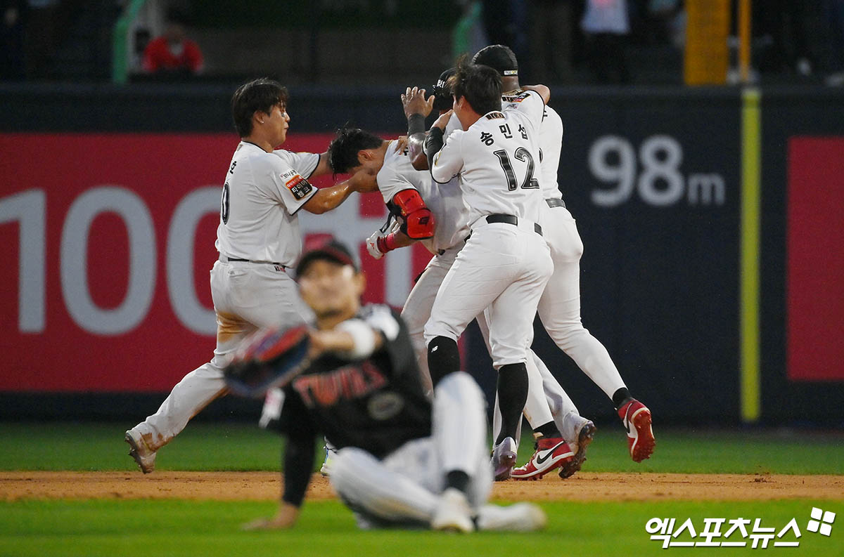 LG 내야수 신민재는 11일 잠실구장에서 열릴 '2024 신한 SOL Bank KBO 포스트시즌' KT와 준플레이오프(5전 3승제) 5차전을 앞두고 플레이오프 진출을 향한 힘찬 각오를 밝혔다. 엑스포츠뉴스 DB