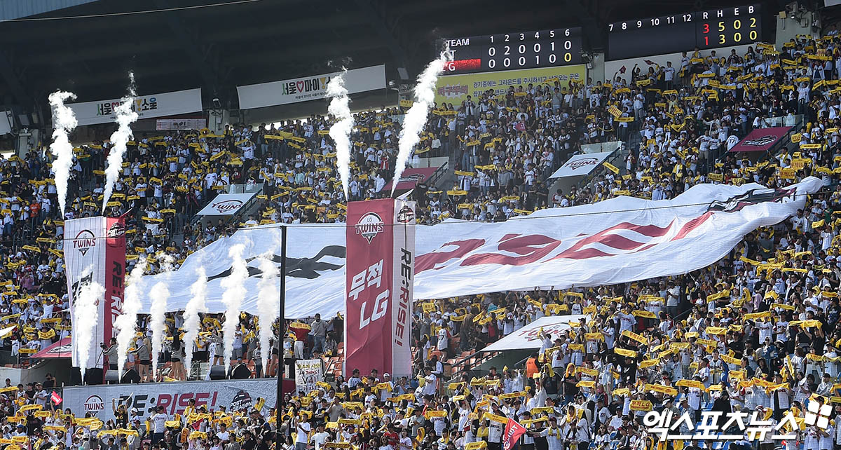 LG와 KT는 11일 잠실구장에서 '2024 신한 SOL Bank KBO 포스트시즌' 준플레이오프(5전 3승제) 4차전을 펼친다. 경기장은 만원관중(2만 3750석)으로 가득 찰 예정이다. 엑스포츠뉴스 DB