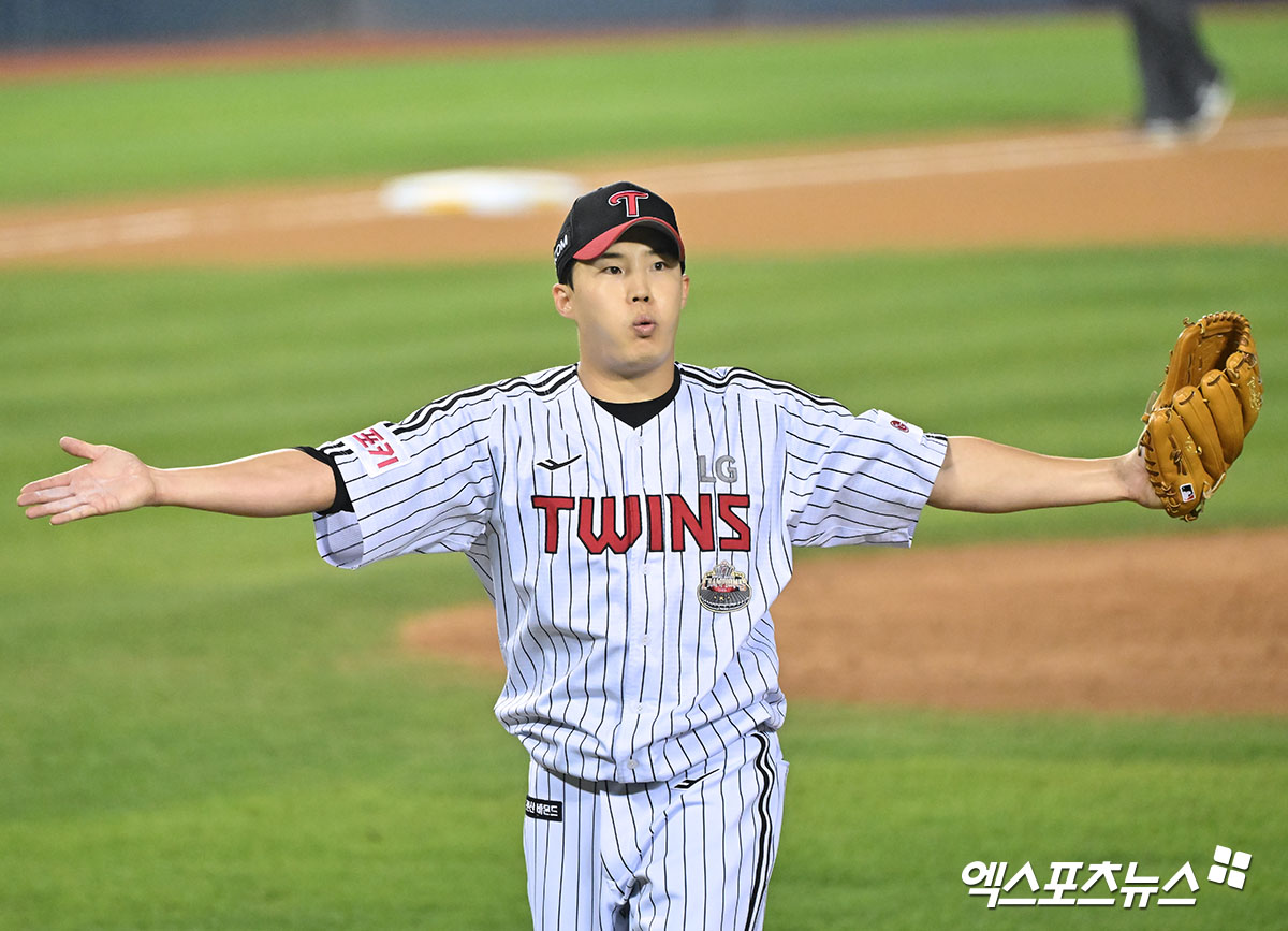 LG 투수 임찬규는 11일 잠실구장에서 열린 '2024 신한 SOL Bank KBO 포스트시즌' KT와 준플레이오프(5전 3승제) 5차전에서 선발 등판했다. 이날 6이닝 1실점으로 호투해 팀 승리에 힘을 보탰다. 잠실, 김한준 기자