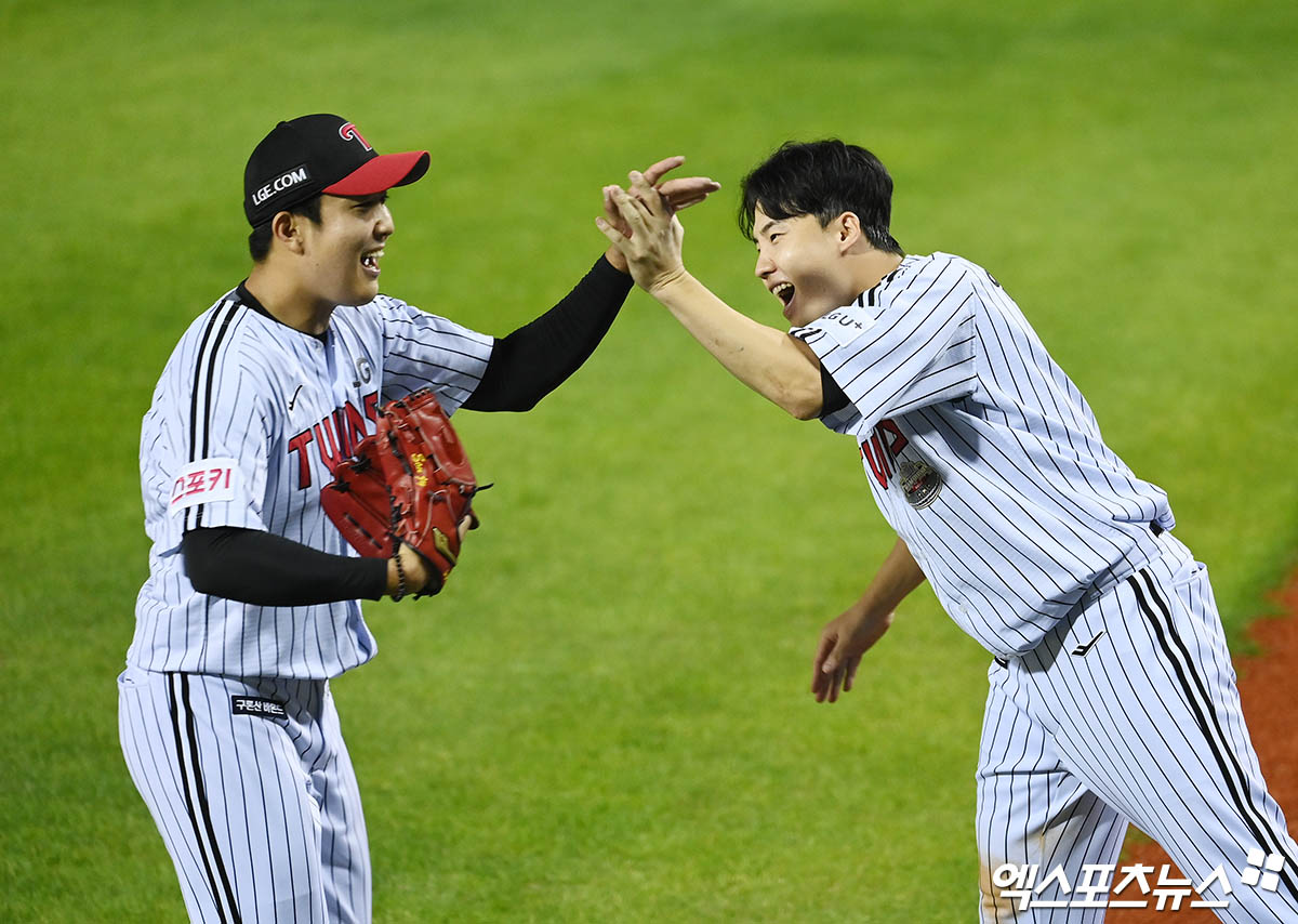 LG 투수 손주영(왼쪽)은 11일 잠실구장에서 열린 '2024 신한 SOL Bank KBO 포스트시즌' KT와 준플레이오프(5전 3승제) 5차전에서 구원 등판했다. 7회초 무사 만루를 단 1실점으로 막아내며 팀 승리에 힘을 보탰다. 잠실, 박지영 기자