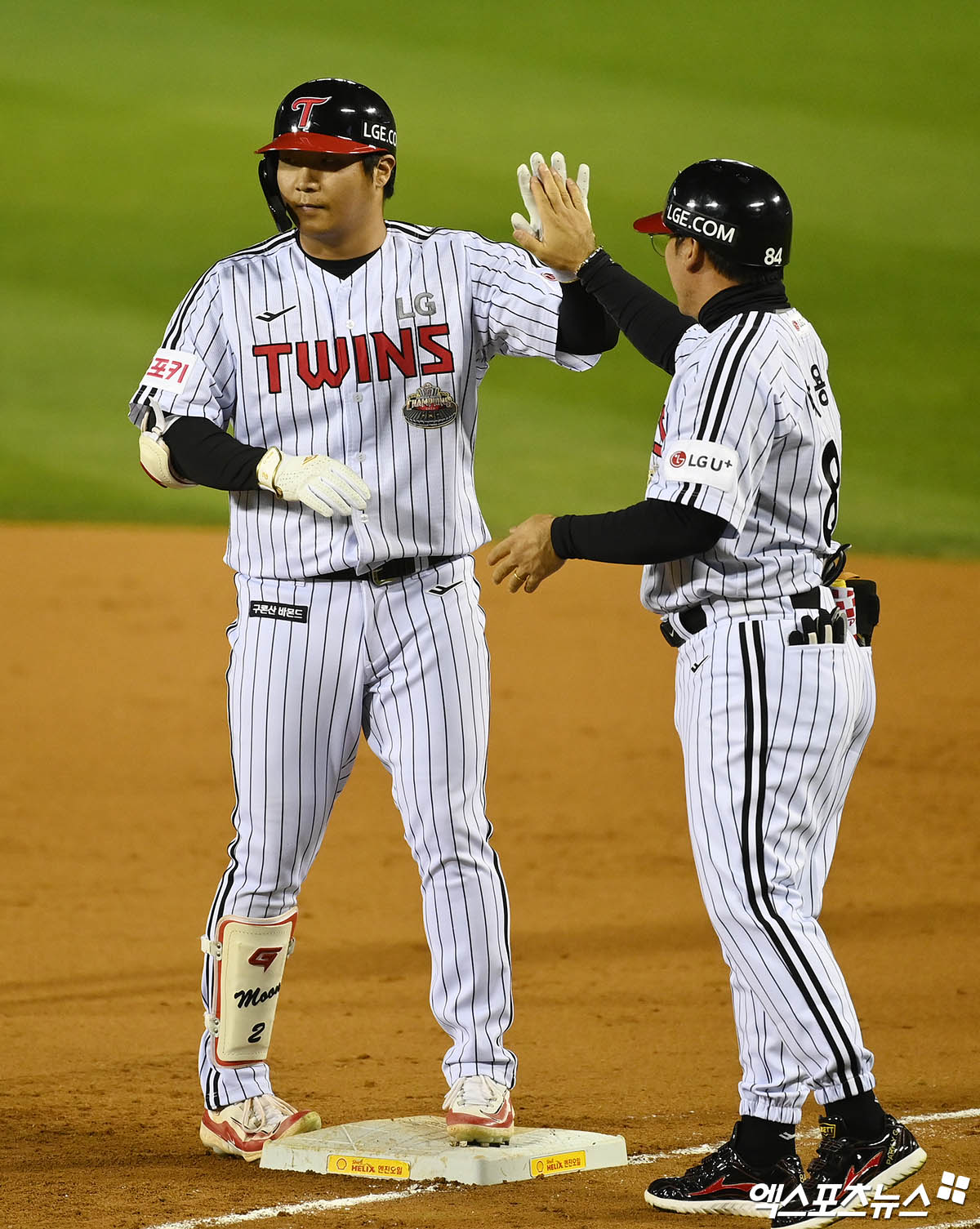 LG 내야수 문보경(왼쪽)은 11일 잠실구장에서 열린 '2024 신한 SOL Bank KBO 포스트시즌' KT와 준플레이오프(5전 3승제) 5차전에서 6번타자 3루수로 선발 출전했다. 이날 4타수 1안타로 활약하며 팀의 4-1 승리에 힘을 보탰다. 이날 16타수 무안타 부진을 끊어내며 부활의 신호탄을 쐈다. 잠실, 박지영 기자