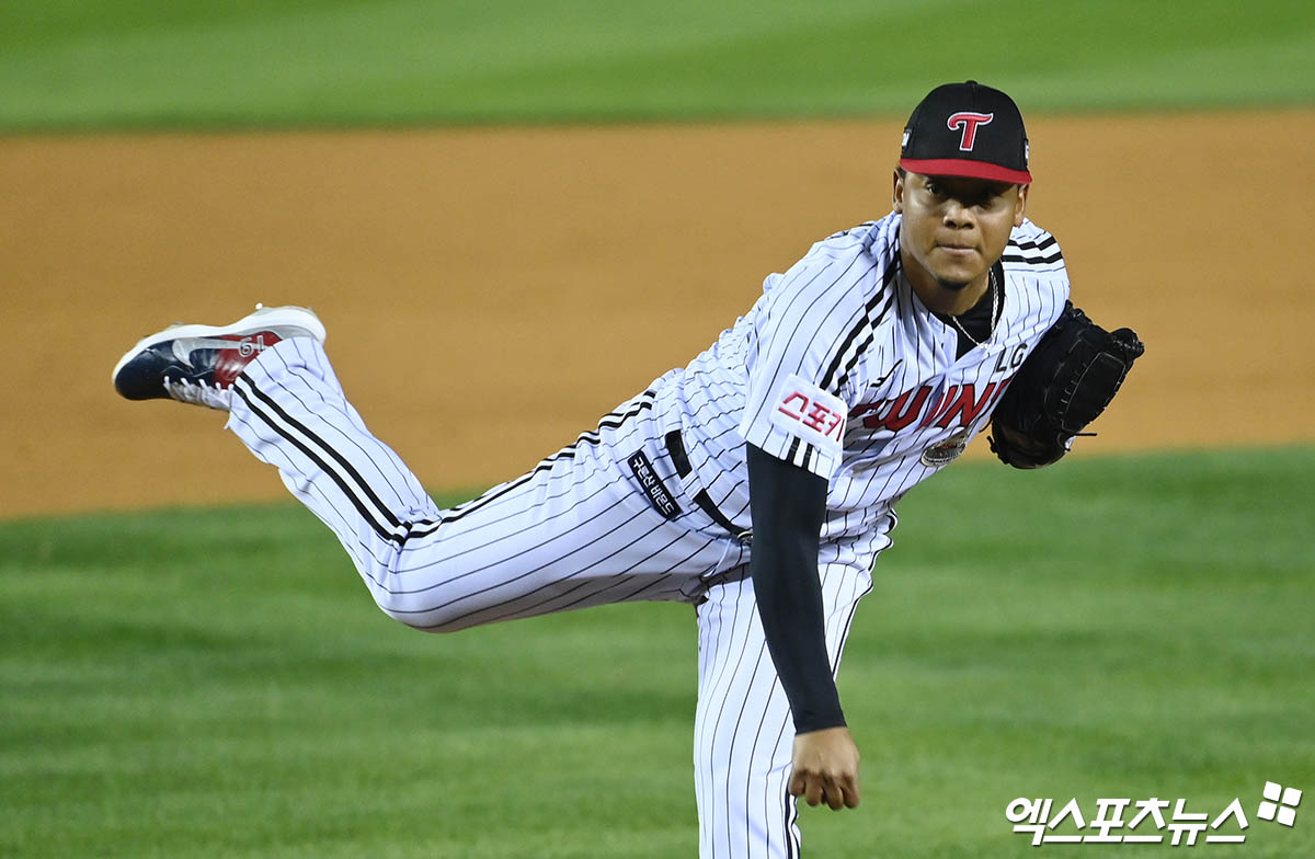 LG 투수 에르난데스는 11일 잠실구장에서 열린 '2024 신한 SOL Bank KBO 포스트시즌' KT와 준플레이오프(5전 3승제) 5차전에서 구원 등판했다. 1이닝 무실점 세이브로 팀 승리를 지켰다. 에르난데스는 준플레이오프 전 경기에 등판하는 진기록을 세우며 팀의 플레이오프 진출을 견인했다. 잠실, 박지영 기자