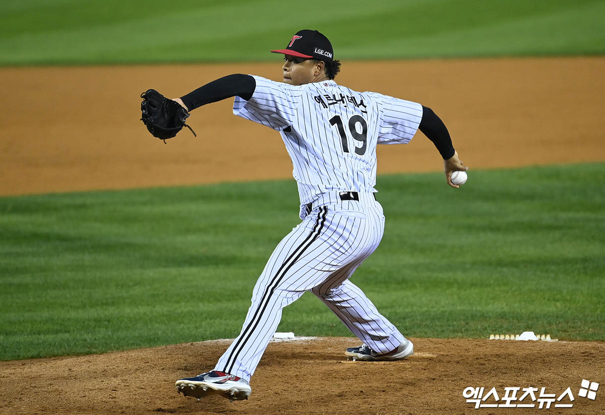 LG 투수 에르난데스는 11일 잠실구장에서 열린 '2024 신한 SOL Bank KBO 포스트시즌' KT와 준플레이오프(5전 3승제) 5차전에서 구원 등판했다. 1이닝 무실점 세이브로 팀 승리를 지켰다. 에르난데스는 준플레이오프 전 경기에 등판하는 진기록을 세우며 팀의 플레이오프 진출을 견인했다. 잠실, 박지영 기자