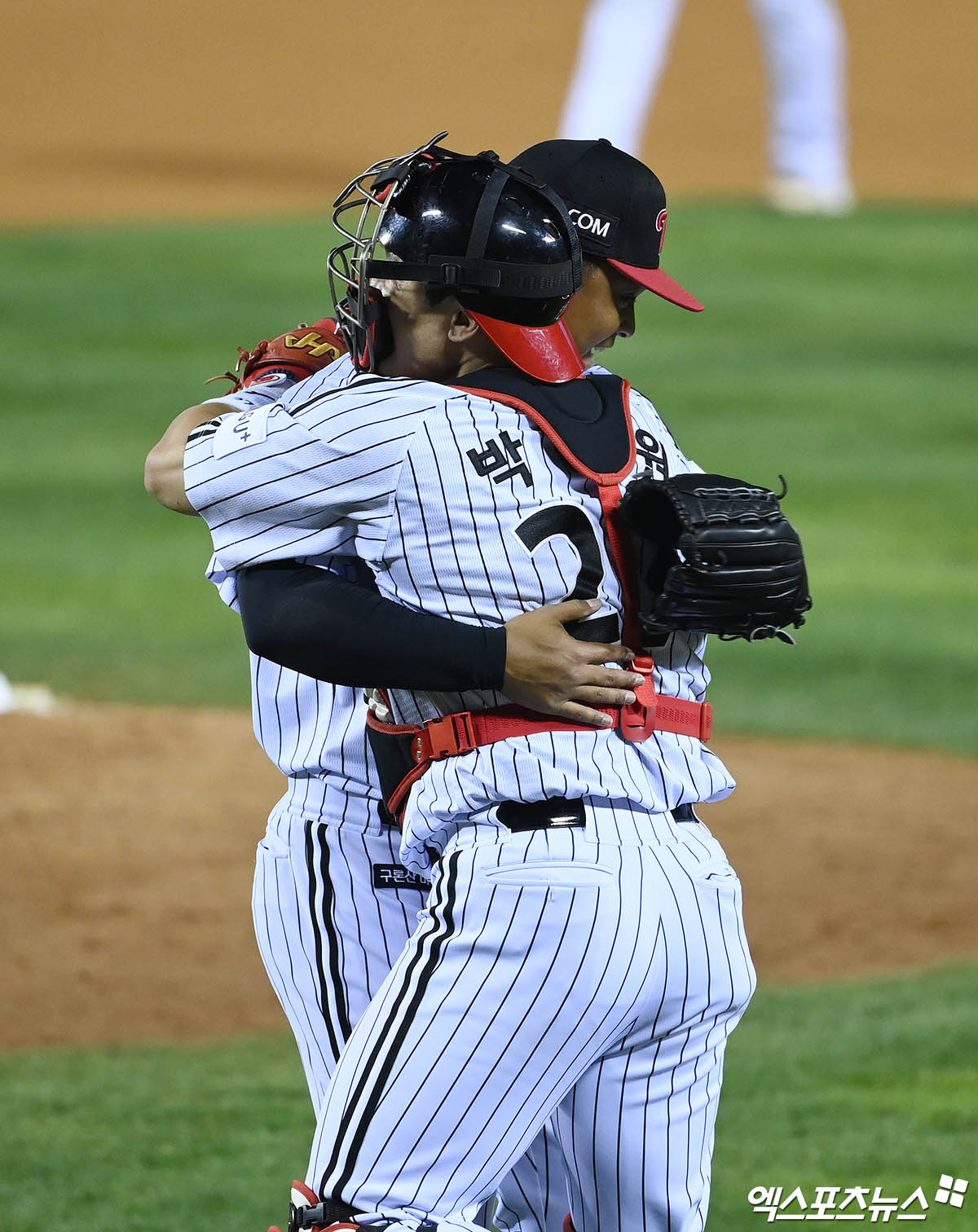 LG 투수 에르난데스(왼쪽)는 11일 잠실구장에서 열린 '2024 신한 SOL Bank KBO 포스트시즌' KT와 준플레이오프(5전 3승제) 5차전에서 구원 등판했다. 1이닝 무실점 세이브로 팀 승리를 지켰다. 에르난데스는 준플레이오프 전 경기에 등판하는 진기록을 세우며 팀의 플레이오프 진출을 견인했다. 잠실, 박지영 기자