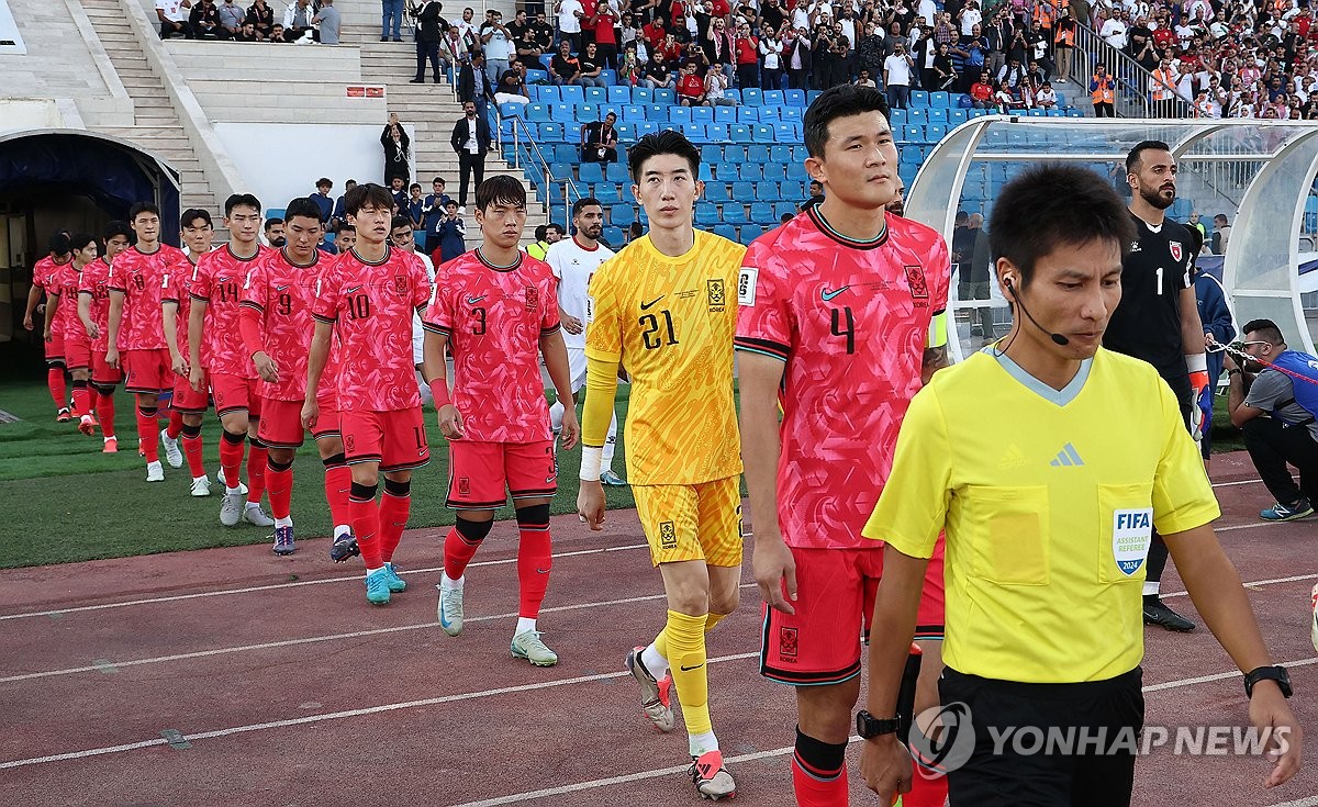 잉글랜드에서 뛰는 황희찬과 엄지성이 지난 10일 축구대표팀 요르단 원정에서 나란히 상대 태클에 쓰러진 가운데 정밀진단 결과 소집 제외가 결정됐다. 홍명보 축구대표팀 감독은 대체 자원으로 전북에서 뛰는 이승우와 문선민을 발탁, 오는 15일 용인에서 열리는 이라크전을 대비하기로 했다. 연합뉴스