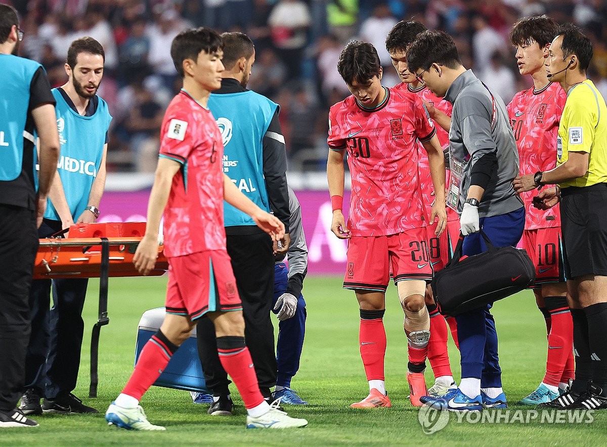 잉글랜드에서 뛰는 황희찬과 엄지성이 지난 10일 축구대표팀 요르단 원정에서 나란히 상대 태클에 쓰러진 가운데 정밀진단 결과 소집 제외가 결정됐다. 홍명보 축구대표팀 감독은 대체 자원으로 전북에서 뛰는 이승우와 문선민을 발탁, 오는 15일 용인에서 열리는 이라크전을 대비하기로 했다. 연합뉴스