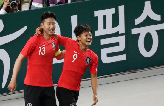 잉글랜드에서 뛰는 황희찬과 엄지성이 지난 10일 축구대표팀 요르단 원정에서 나란히 상대 태클에 쓰러진 가운데 정밀진단 결과 소집 제외가 결정됐다. 대표팀은 이승우와 문선민을 발탁, 오는 15일 용인에서 열리는 이라크전을 대비하기로 했다. 이라크전 레프트윙으로 배준호 선발이 유력한 가운데 이승우와 이동경도 후보로 꼽히게 됐다. 연합뉴스