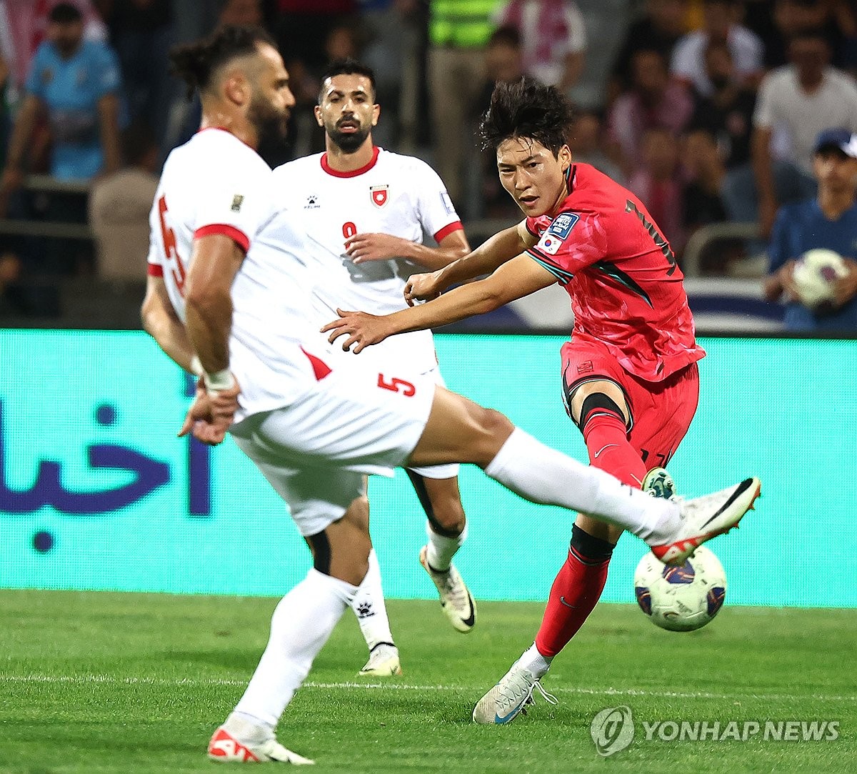 잉글랜드에서 뛰는 황희찬과 엄지성이 지난 10일 축구대표팀 요르단 원정에서 나란히 상대 태클에 쓰러진 가운데 정밀진단 결과 소집 제외가 결정됐다. 대표팀은 이승우와 문선민을 발탁, 오는 15일 용인에서 열리는 이라크전을 대비하기로 했다. 이라크전 레프트윙으로 배준호(사진) 선발이 유력한 가운데 이승우와 이동경도 후보로 꼽히게 됐다. 연합뉴스