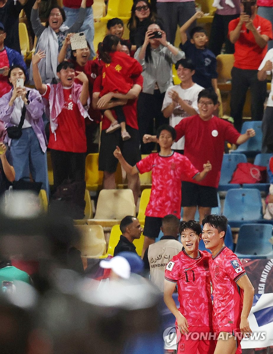 잉글랜드에서 뛰는 황희찬과 엄지성이 지난 10일 축구대표팀 요르단 원정에서 나란히 상대 태클에 쓰러진 가운데 정밀진단 결과 소집 제외가 결정됐다. 대표팀은 이승우와 문선민을 발탁, 오는 15일 용인에서 열리는 이라크전을 대비하기로 했다. 이라크전 레프트윙으로 배준호(사진 왼쪽) 선발이 유력한 가운데 이승우와 이동경도 후보로 꼽히게 됐다. 연합뉴스