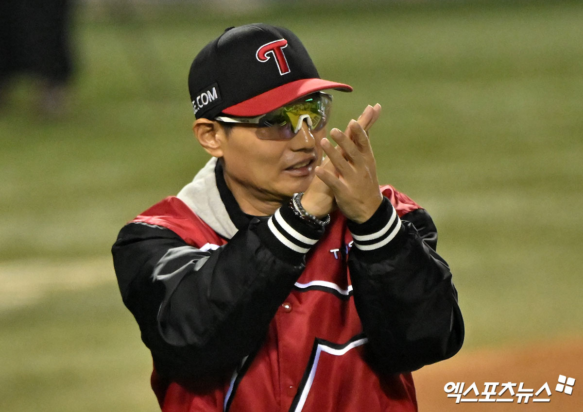 11일 오후 서울 송파구 잠실야구장에서 열린 '2024 신한 SOL Bank KBO 포스트시즌' KT 위즈와 LG 트윈스의 준플레이오프 5차전 경기, LG가 선발 임찬규의 호투에 힘입어 KT에 4:1로 승리하며 플레이오프에 진출했다. LG 염경엽 감독이 선수단에게 박수를 보내고 있다. 엑스포츠뉴스DB