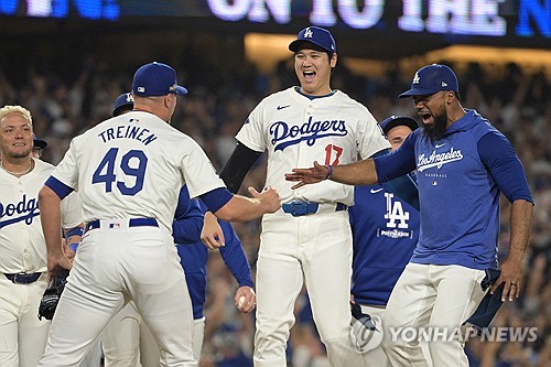 미국 메이저리그 LA 다저스의 슈퍼스타 오타니 쇼헤이가 12일 열린 내셔널리그 디비전 시리즈 샌디에이고 파드리스와의 5차전에서 승리한 뒤 동료들과 마운드로 달려 나오고 있다. REUTERS/연합뉴스