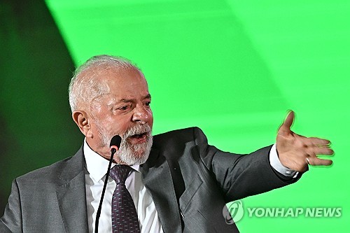 스페인 매체 코페가 12일(한국시간) 룰라 브라질 대통령이 브라질축구연맹 회장을 만나 자국 리그에서 뛰는 선수들만 뽑아야 한다고 주장했다고 전했다. 연합뉴스