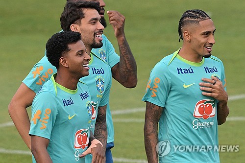 스페인 매체 코페가 12일(한국시간) 룰라 브라질 대통령이 브라질축구연맹 회장을 만나 자국 리그에서 뛰는 선수들만 뽑아야 한다고 주장했다고 전했다. 연합뉴스