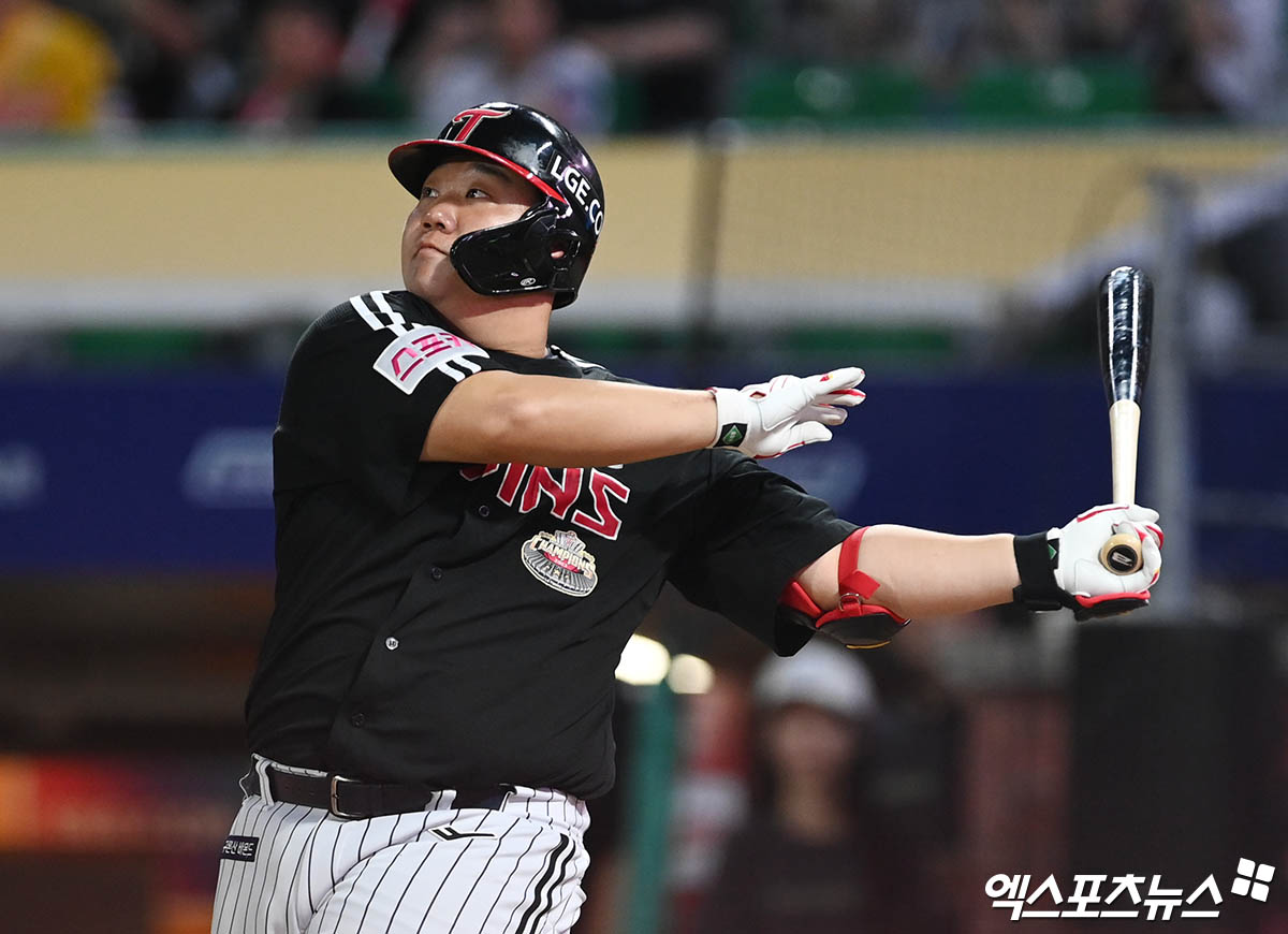 LG 포수 김범석은 13일 대구 삼성라이온즈파크에서 열릴 '2024 신한 SOL Bank KBO 포스트시즌' 삼성 라이온즈와 플레이오프 1차전(5전 3승제)을 앞두고 취재진을 만났다. 김범석은 플레이오프 엔트리에 합류하며 LG 비밀병기로 대기한다. 엑스포츠뉴스 DB