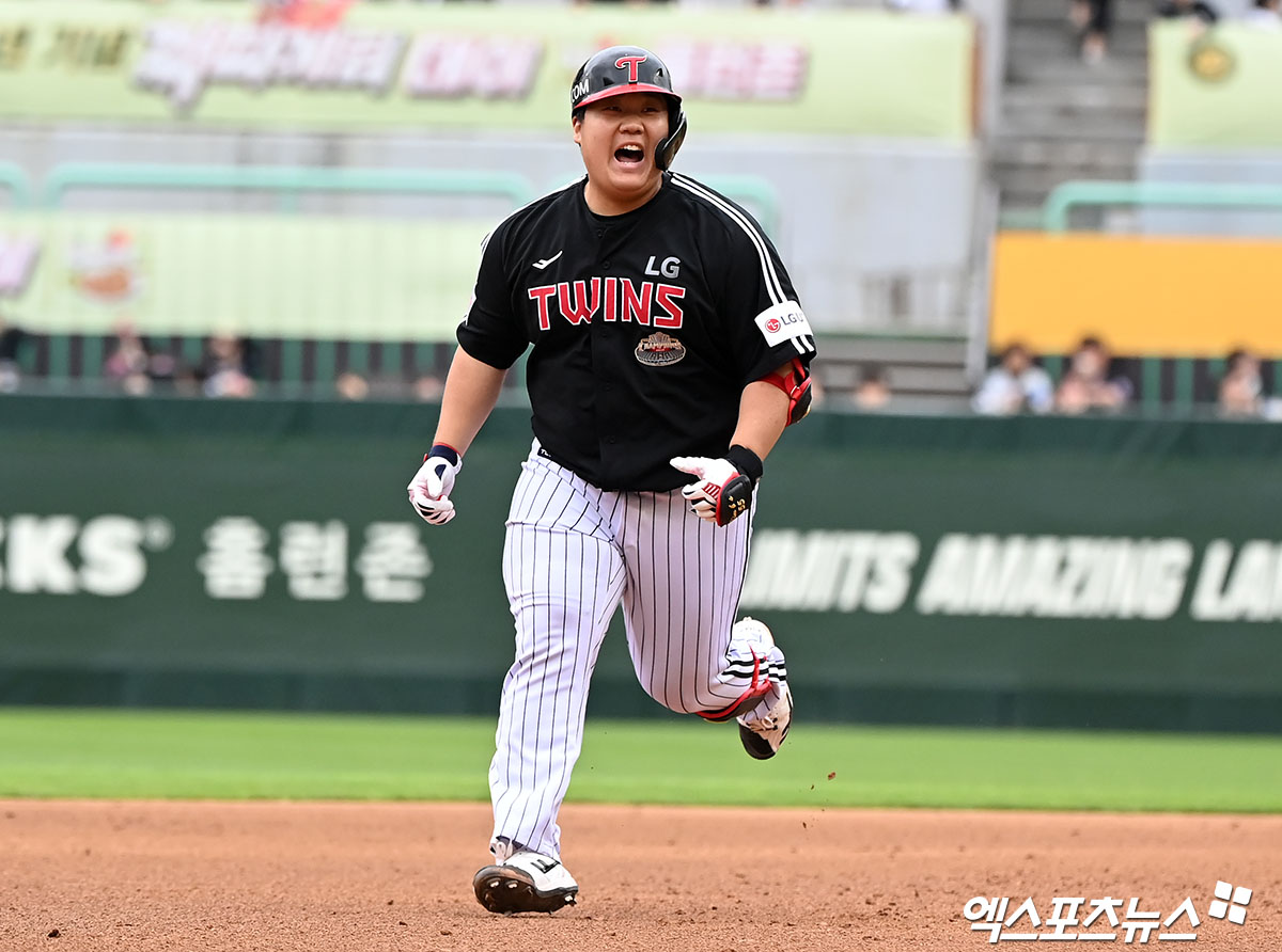 LG 포수 김범석은 13일 대구 삼성라이온즈파크에서 열릴 '2024 신한 SOL Bank KBO 포스트시즌' 삼성 라이온즈와 플레이오프 1차전(5전 3승제)을 앞두고 취재진을 만났다. 김범석은 플레이오프 엔트리에 합류하며 LG 비밀병기로 대기한다. 엑스포츠뉴스 DB