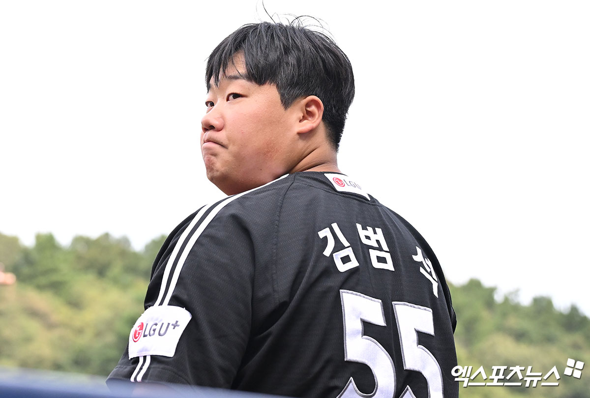 LG 포수 김범석은 13일 대구 삼성라이온즈파크에서 열릴 '2024 신한 SOL Bank KBO 포스트시즌' 삼성 라이온즈와 플레이오프 1차전(5전 3승제)을 앞두고 취재진을 만났다. 김범석은 플레이오프 엔트리에 합류하며 LG 비밀병기로 대기한다. 대구, 김한준 기자