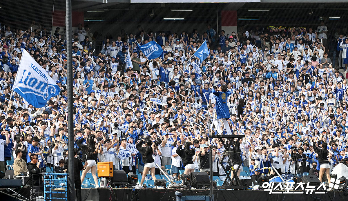 삼성과 LG는 13일 대구 삼성라이온즈파크에서 '2024 신한 SOL Bank KBO 포스트시즌' 플레이오프(5전 3승제) 1차전을 펼친다. 경기장은 만원관중(2만 3550석)으로 가득 찰 예정이다.  대구, 김한준 기자