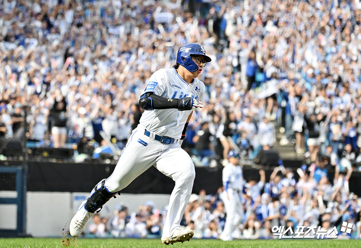 13일 오후 대구삼성라이온즈파크에서 열린 '2024 신한 SOL Bank KBO 포스트시즌' LG 트윈스와 삼성 라이온즈의 플레이오프 1차전 경기, 1회말 1사 삼성 윤정빈이 2루타를 날리고 있다. 대구, 김한준 기자