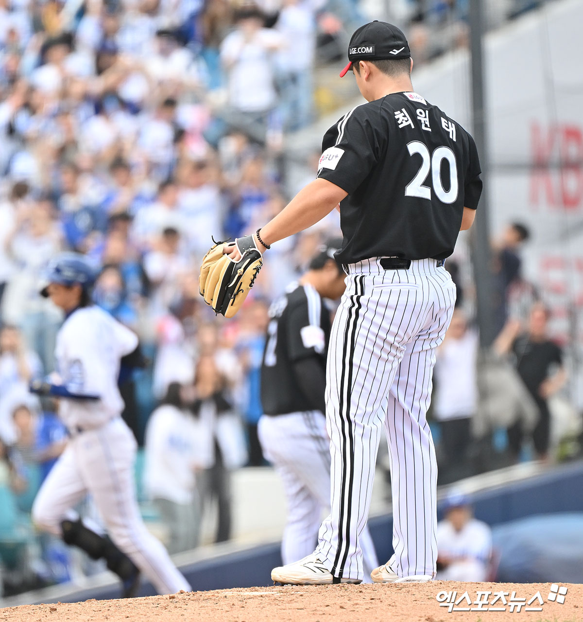 13일 오후 대구삼성라이온즈파크에서 열린 '2024 신한 SOL Bank KBO 포스트시즌' LG 트윈스와 삼성 라이온즈의 플레이오프 1차전 경기, 3회말 무사 1,3루 LG 선발투수 최원태가 삼성 구자욱에게 스리런 홈런을 허용한 후 아쉬워하고 있다. 대구, 김한준 기자