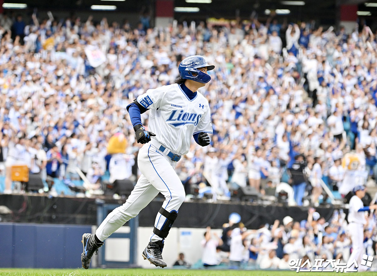 13일 오후 대구삼성라이온즈파크에서 열린 '2024 신한 SOL Bank KBO 포스트시즌' LG 트윈스와 삼성 라이온즈의 플레이오프 1차전 경기, 3회말 무사 1,3루 삼성 구자욱이 스리런 홈런을 날리고 있다. 대구, 김한준 기자