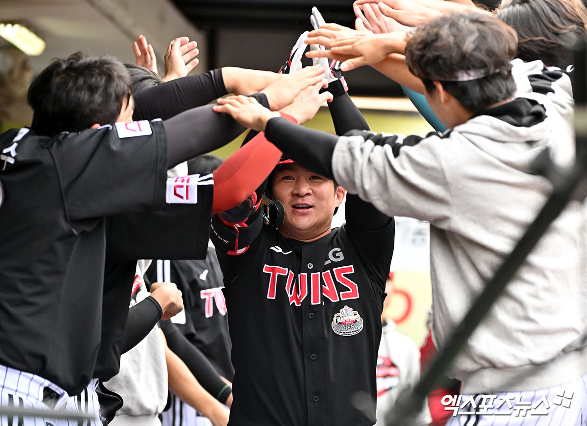 LG 내야수 오지환은 13일 대구 삼성라이온즈파크에서 열린 '2024 신한 SOL Bank KBO 포스트시즌' 삼성 라이온즈와 플레이오프 1차전(5전 3승제)에서 5번타자 유격수로 선발 출전했다. 4회초 솔로 홈런을 터트려 추격의 발판을 만들었다. 대구, 김한준 기자