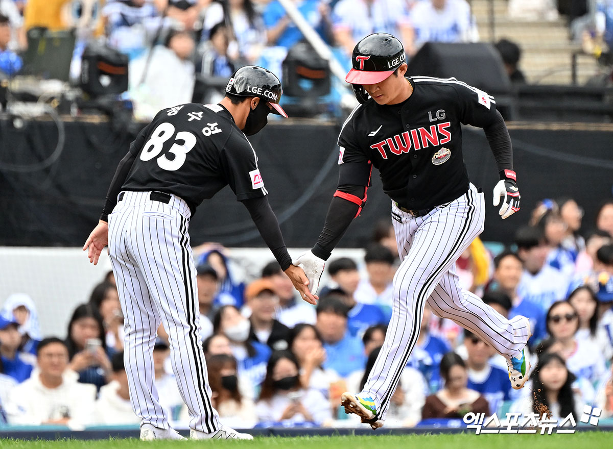 LG 내야수 오지환(오른쪽)은 13일 대구 삼성라이온즈파크에서 열린 '2024 신한 SOL Bank KBO 포스트시즌' 삼성 라이온즈와 플레이오프 1차전(5전 3승제)에서 5번타자 유격수로 선발 출전했다. 4회초 솔로 홈런을 터트려 추격의 발판을 만들었다. 대구, 김한준 기자