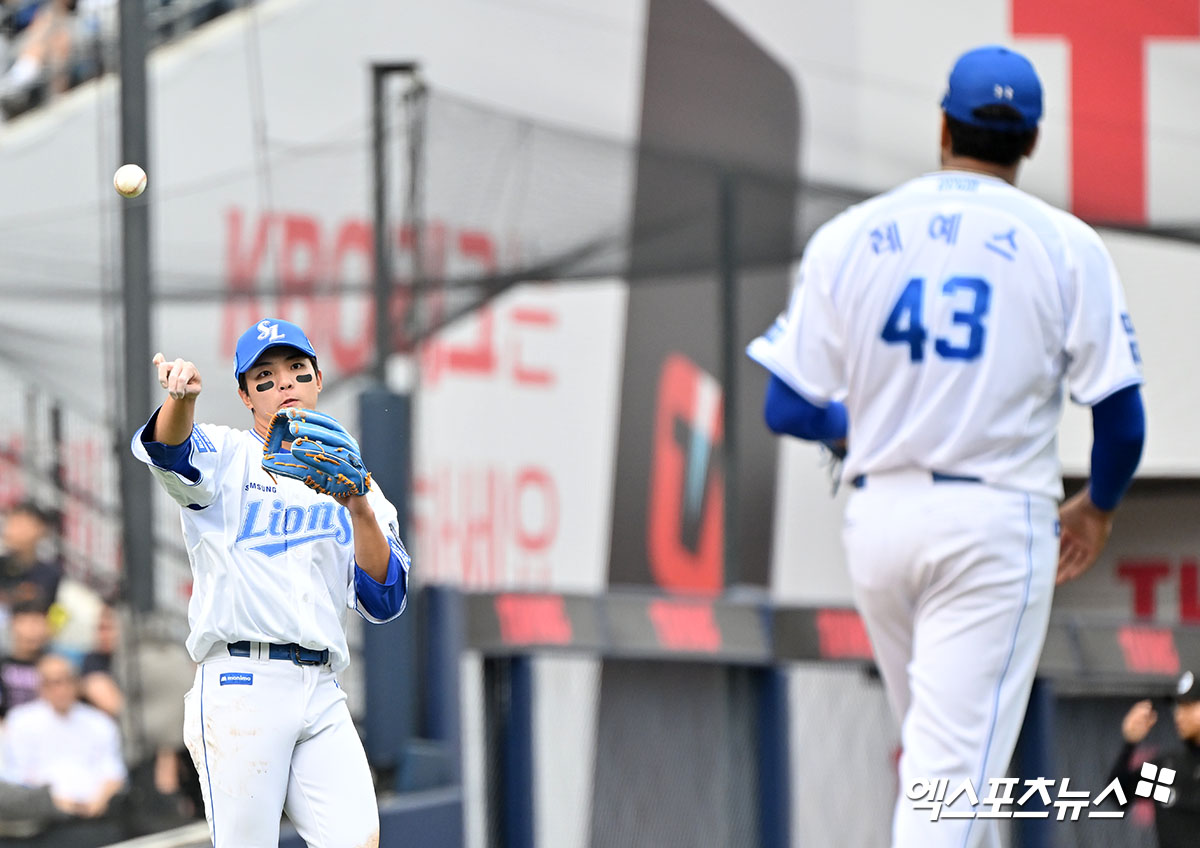 13일 오후 대구삼성라이온즈파크에서 열린 '2024 신한 SOL Bank KBO 포스트시즌' LG 트윈스와 삼성 라이온즈의 플레이오프 1차전 경기, 2회초 1사 LG 박동원의 타구를 처리한 삼성 김영웅이 레예스에게 공을 던져주고 있다. 대구, 김한준 기자