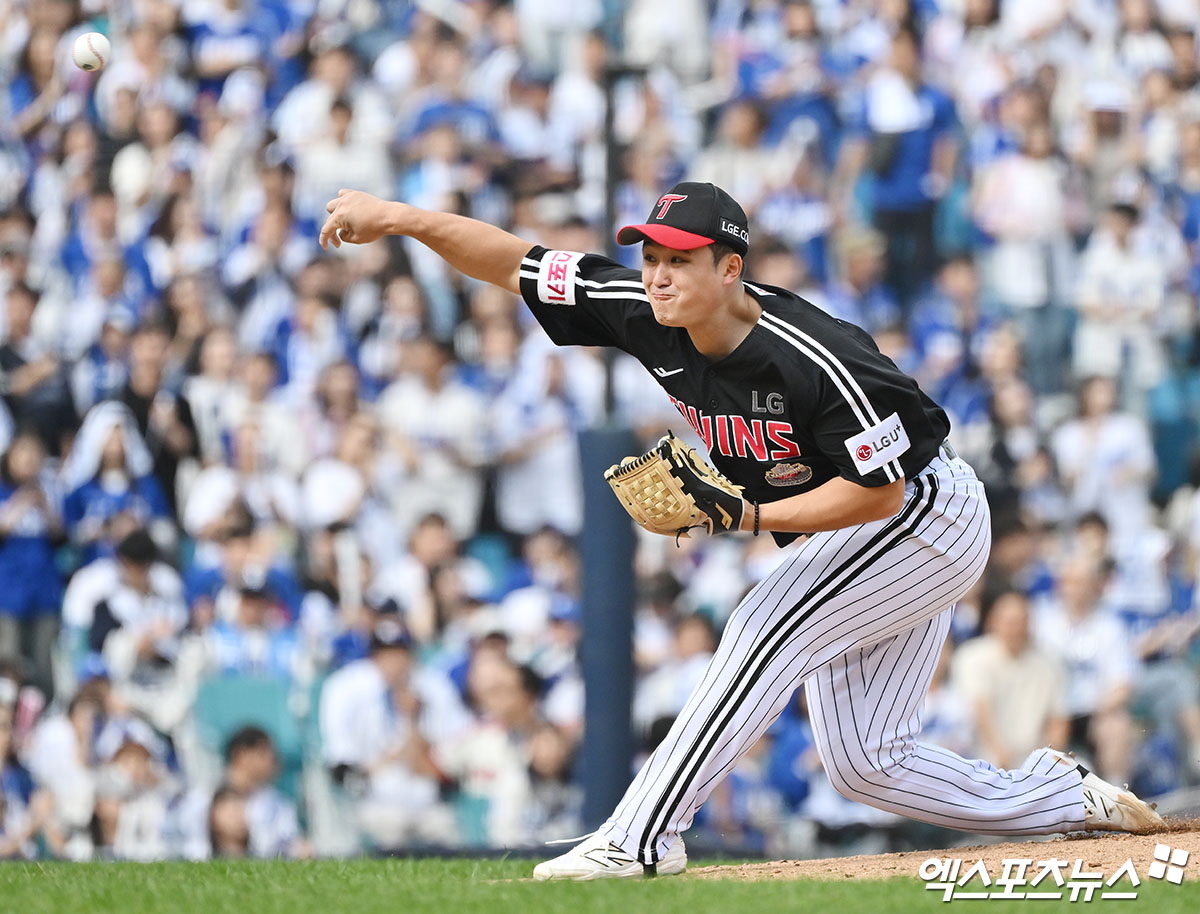 LG 투수 최원태는 13일 대구 삼성라이온즈파크에서 열린 '2024 신한 SOL Bank KBO 포스트시즌' 삼성과 플레이오프 1차전(5전 3승제)에서 선발 등판했다. 2피홈런을 허용하며 최종 성적 3이닝 5실점으로 부진했다. 대구, 김한준 기자